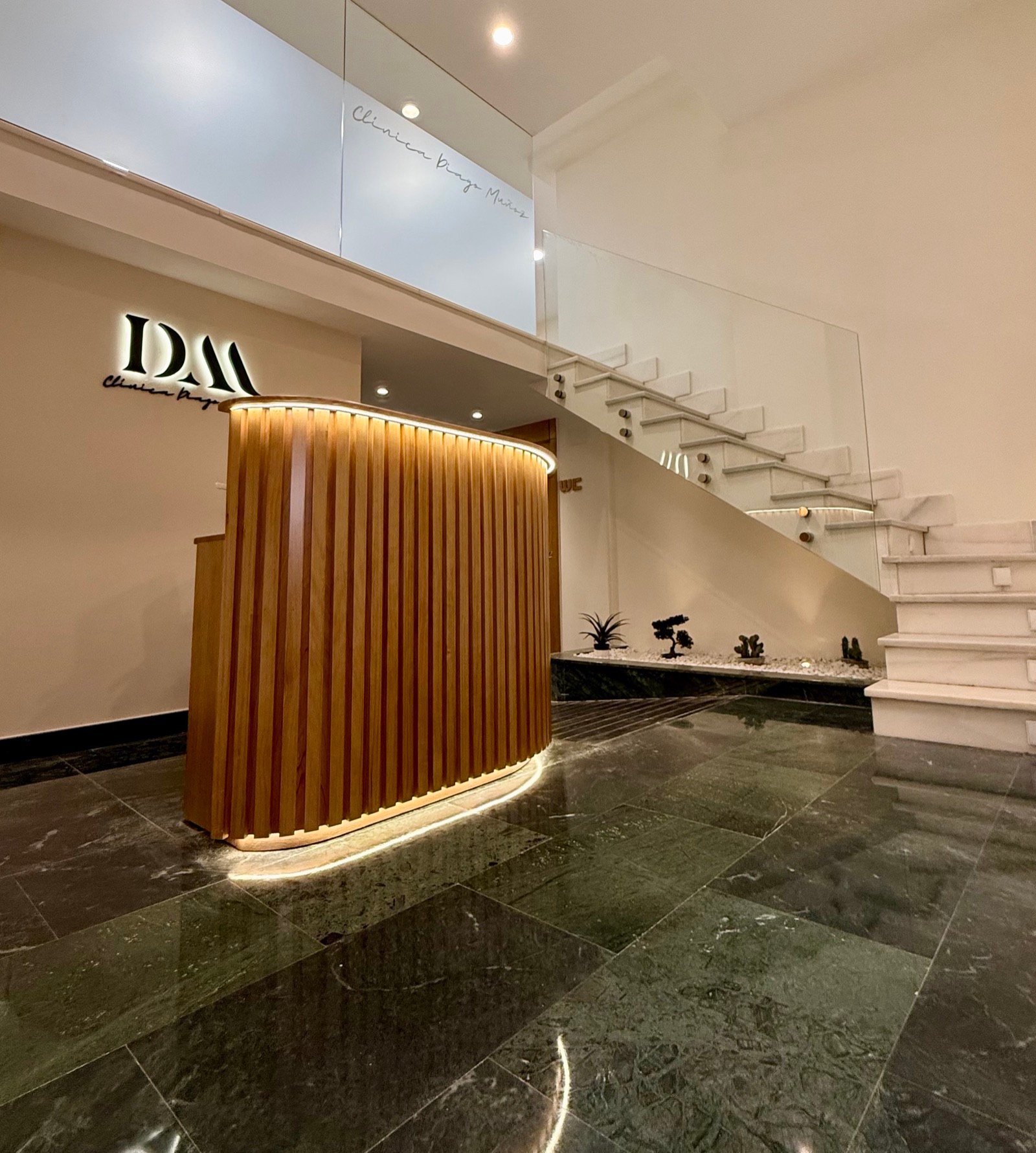 Mostrador y escaleras de la recepción de Clínica Diago Muñoz